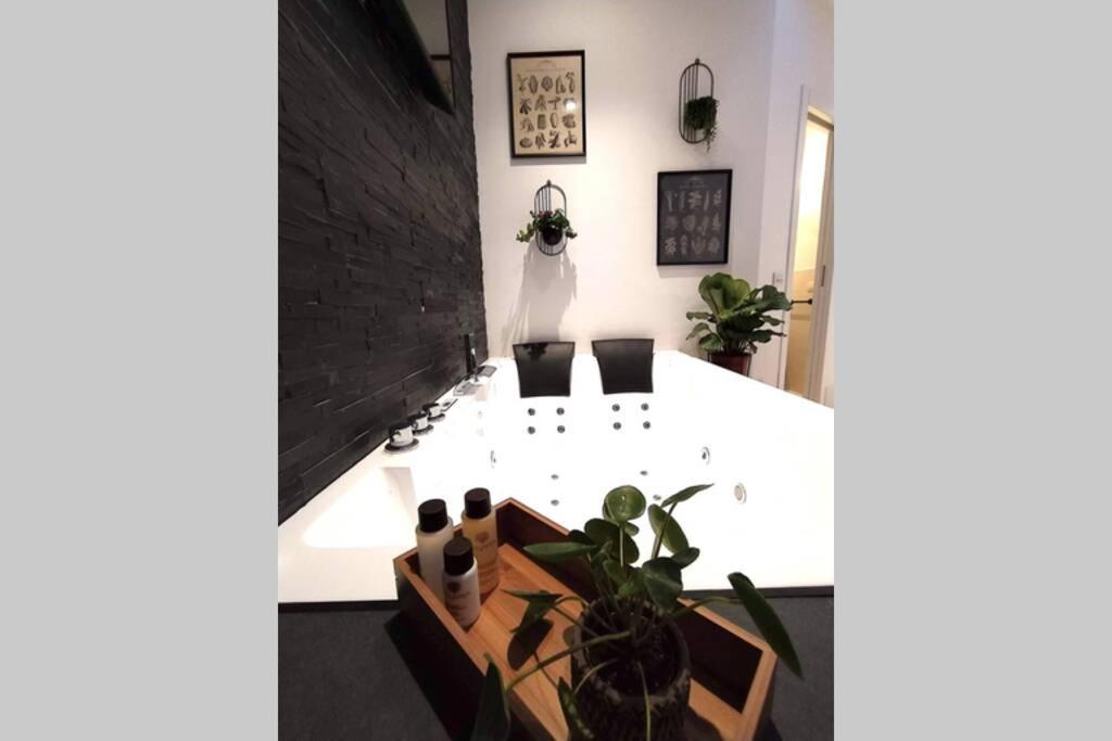 Elegante Open Space Con Vasca Idromassaggio A Trastevere Roma Exterior foto