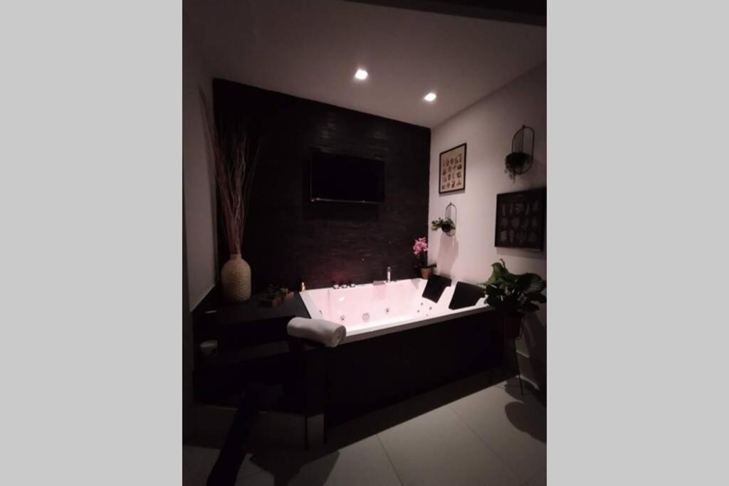 Elegante Open Space Con Vasca Idromassaggio A Trastevere Roma Exterior foto